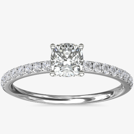 墊形鑽石訂婚戒指